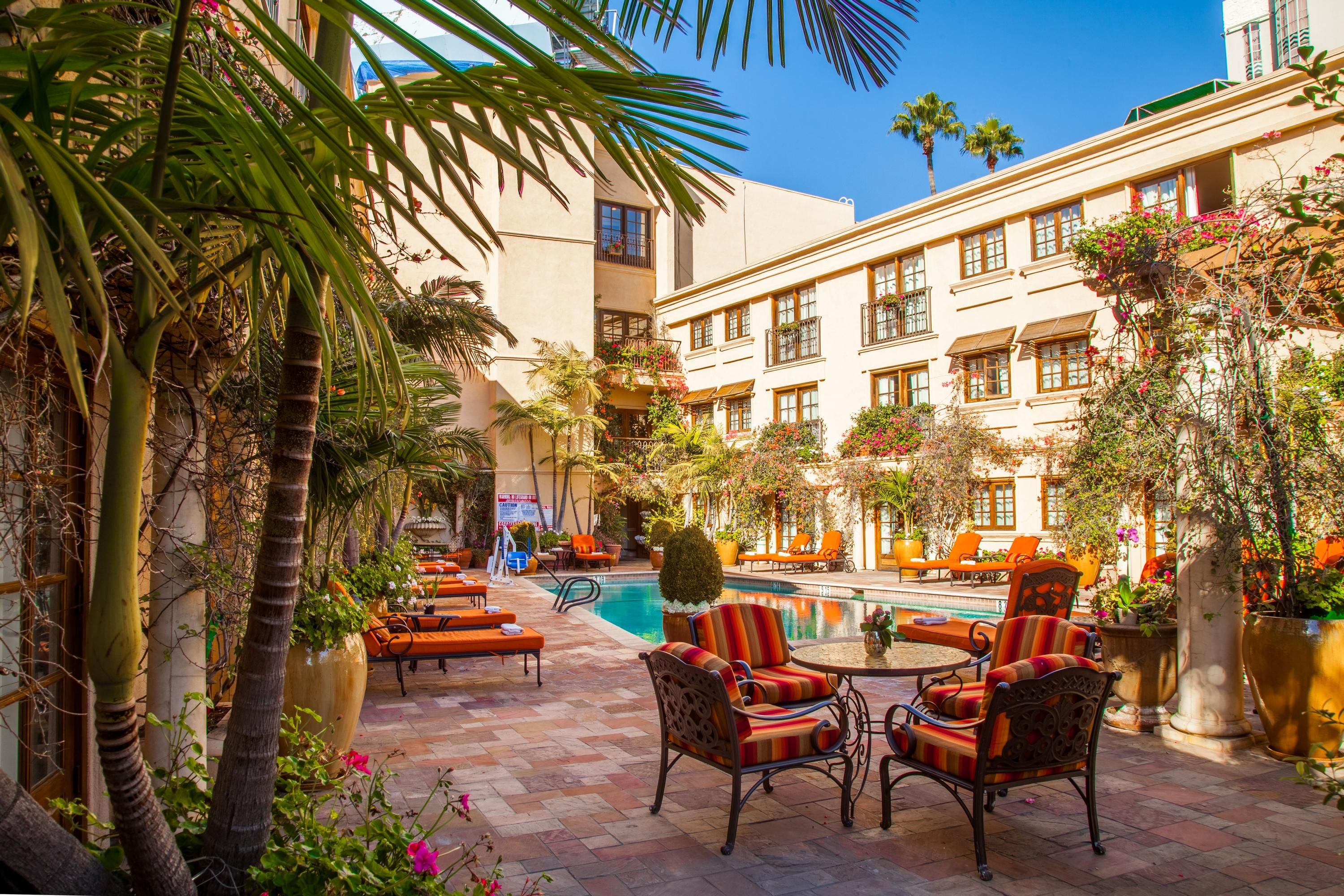 حوض السباحة