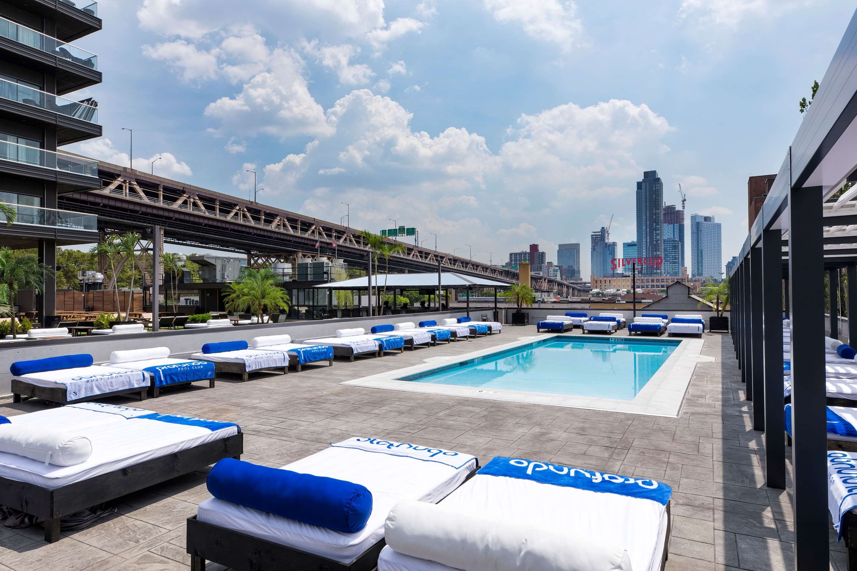 حوض السباحة