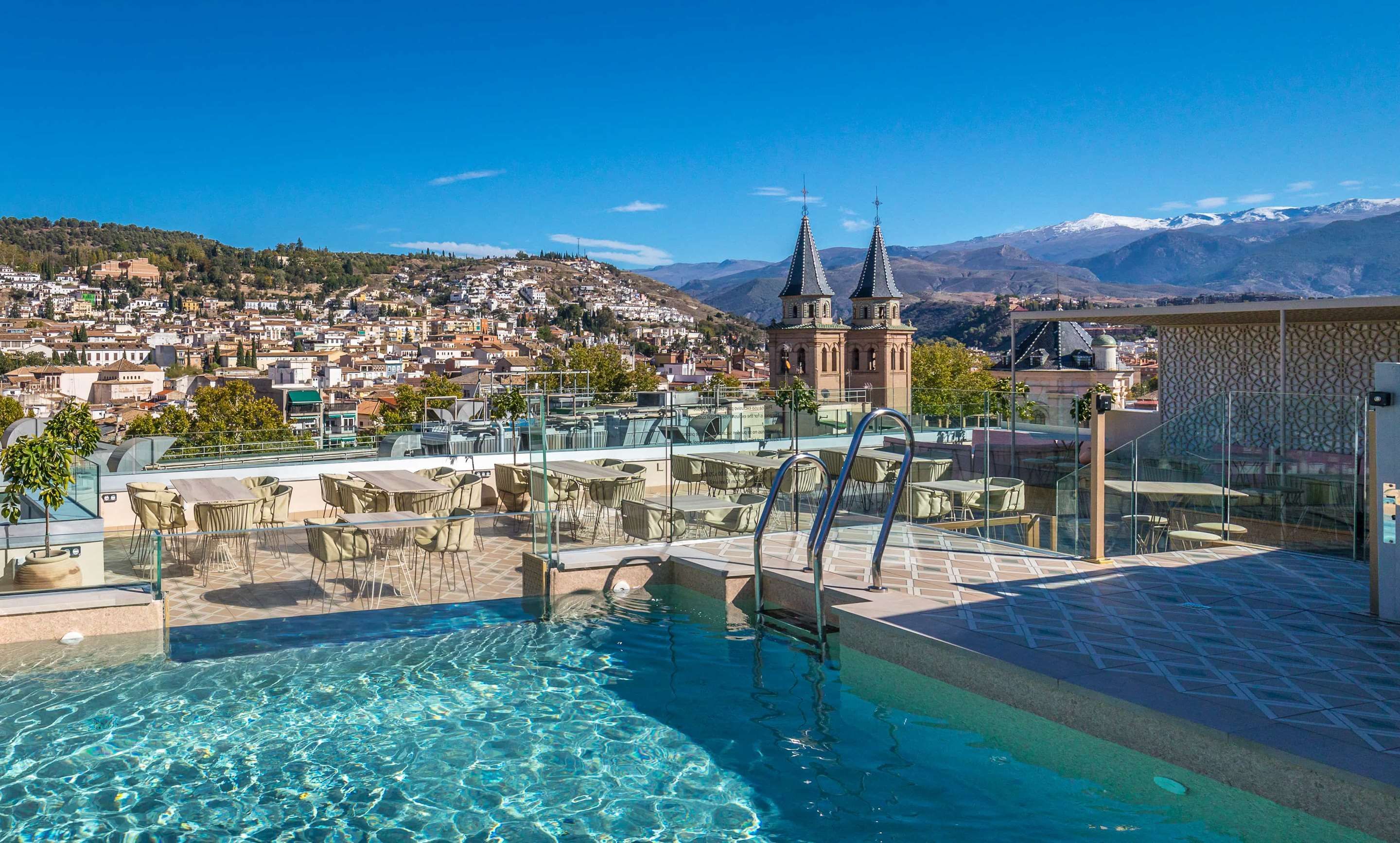 حوض السباحة