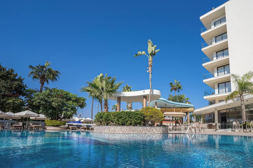 حوض السباحة