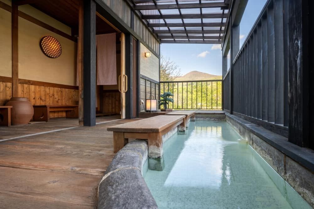 حوض السباحة