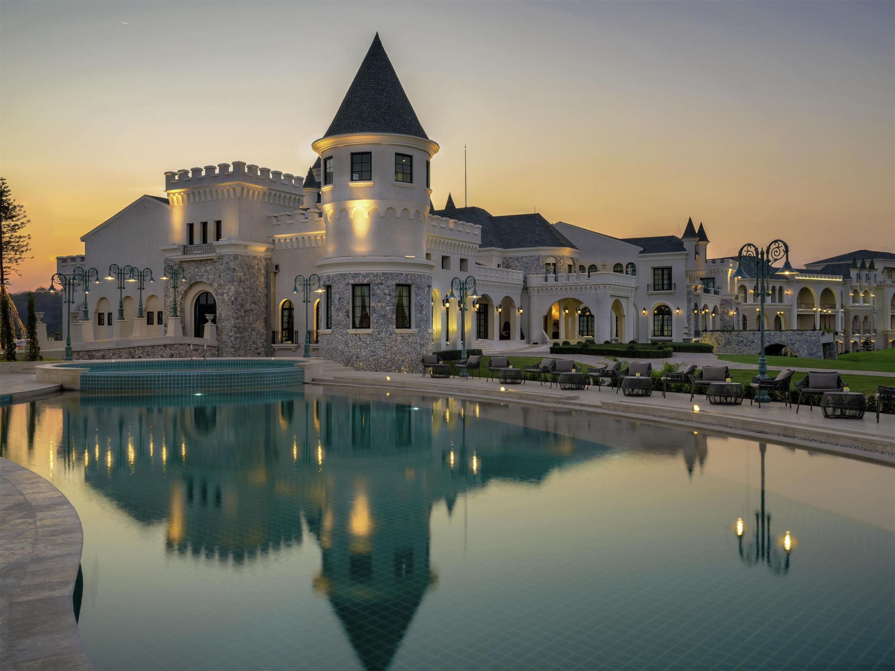 حوض السباحة