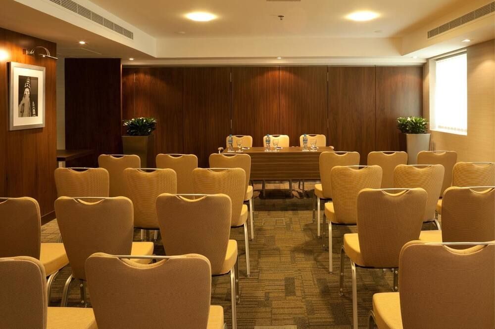 غرفة الاجتماعات