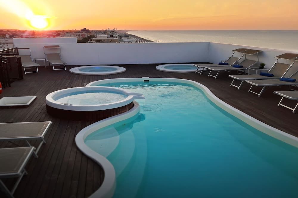 حوض السباحة