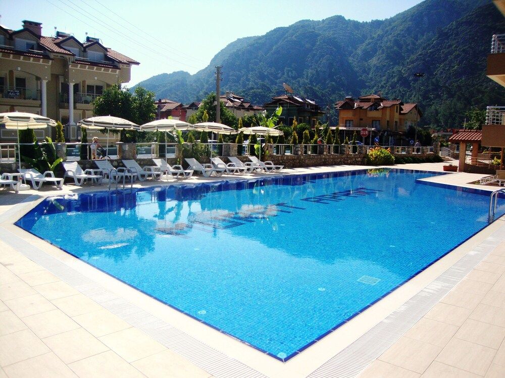 حوض السباحة