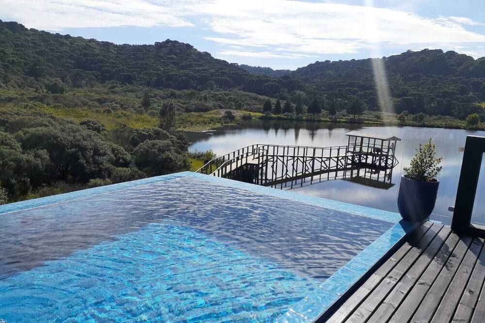 حوض السباحة