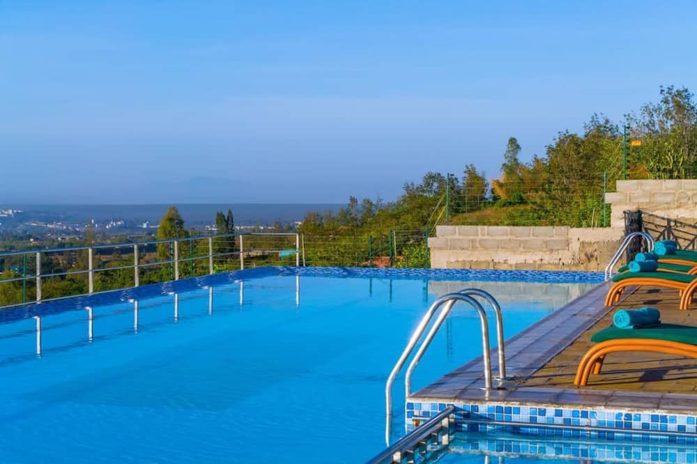 حوض السباحة