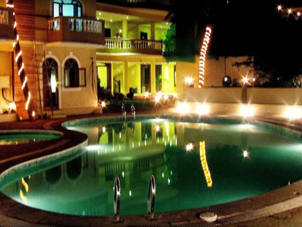 حوض السباحة