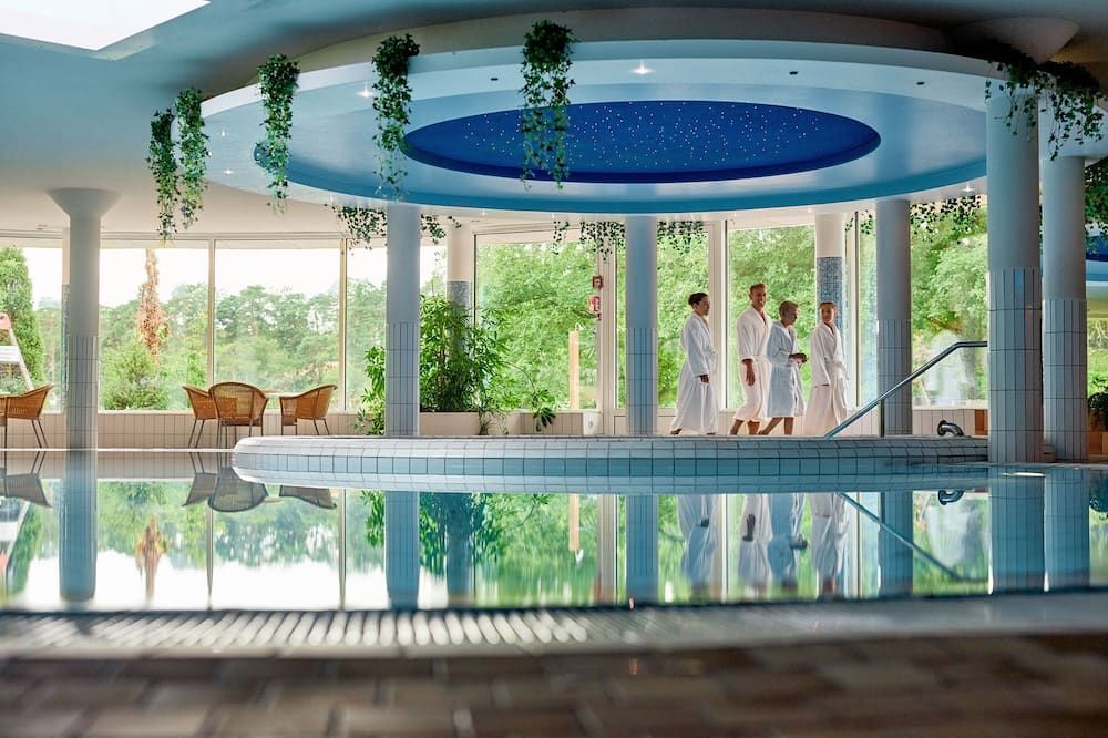 حوض السباحة