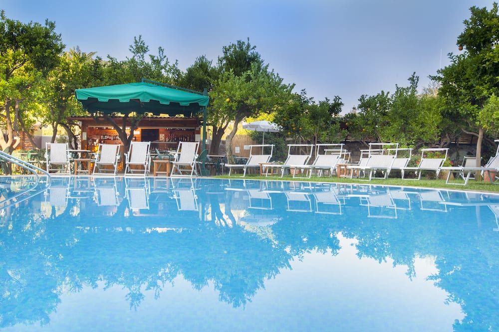 حوض السباحة