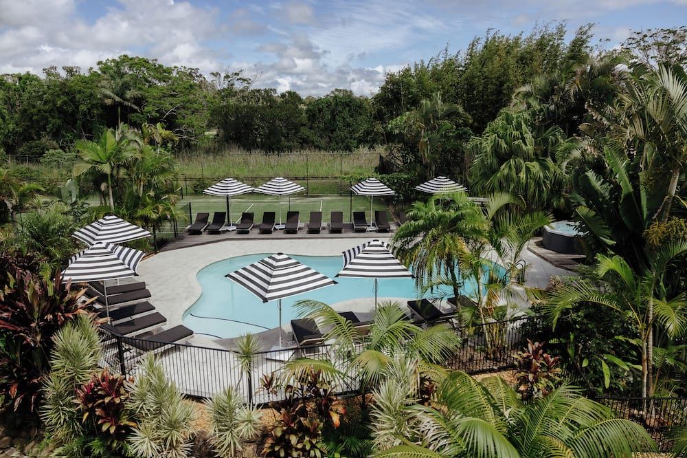 حوض السباحة