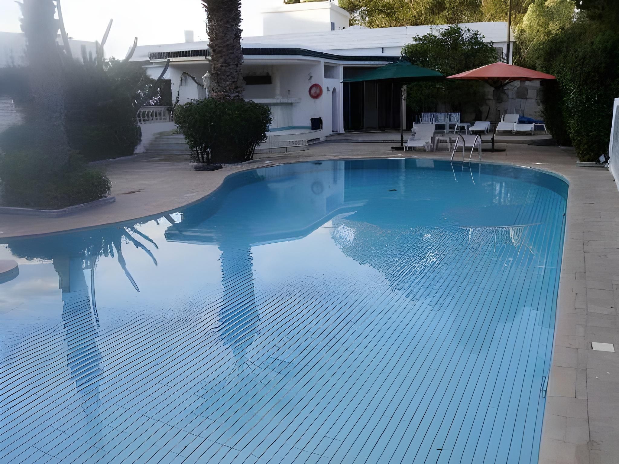 حوض السباحة