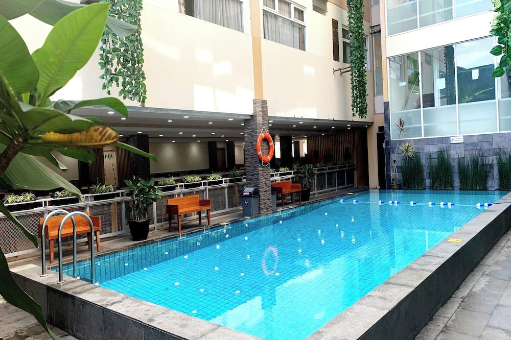 حوض السباحة