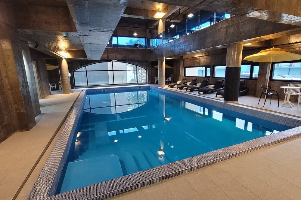 حوض السباحة