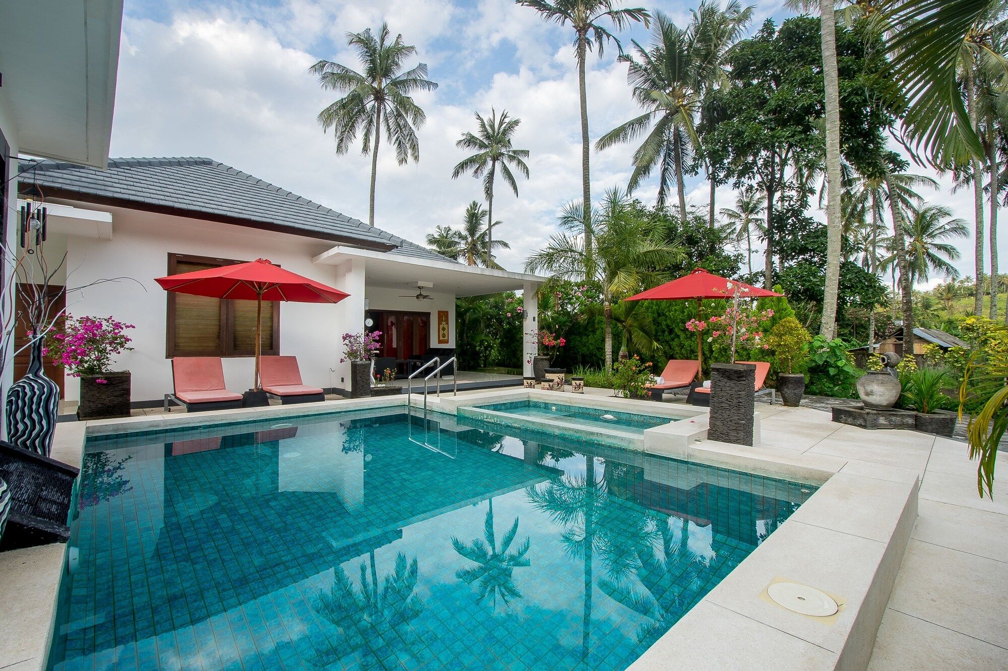 حوض السباحة