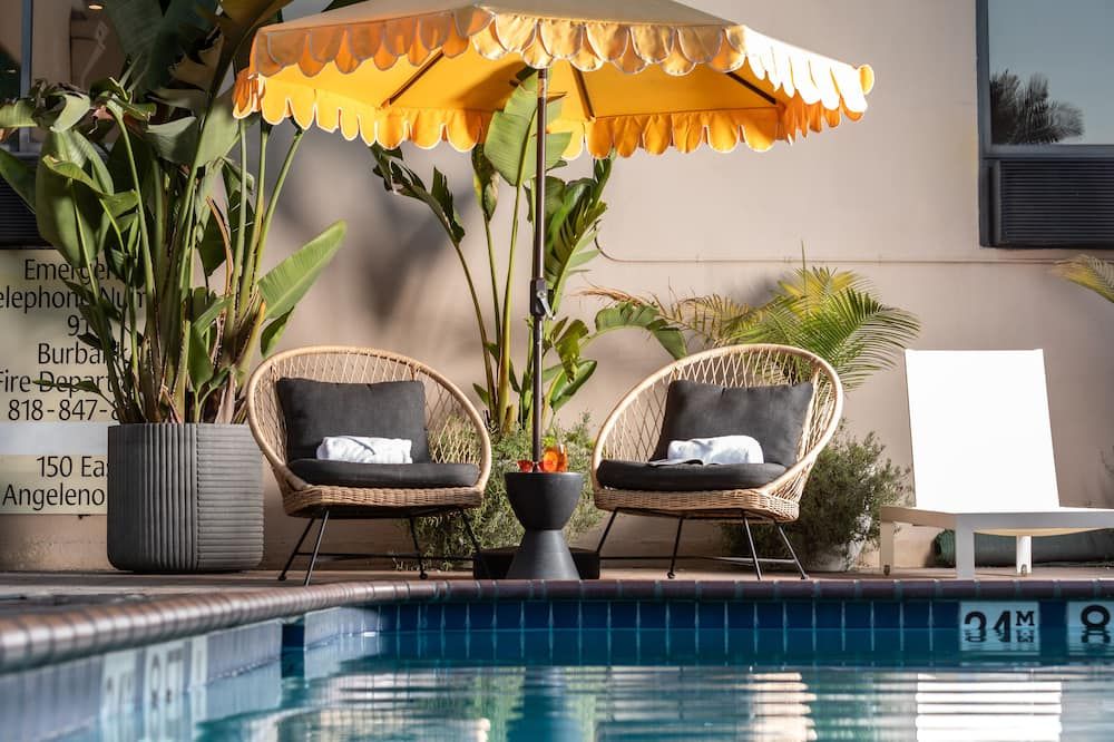 حوض السباحة