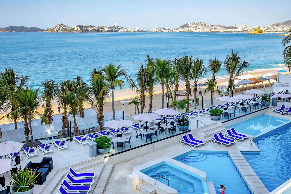 حوض السباحة