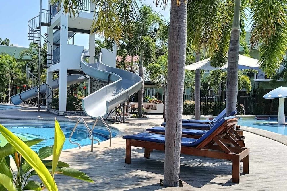 حوض السباحة