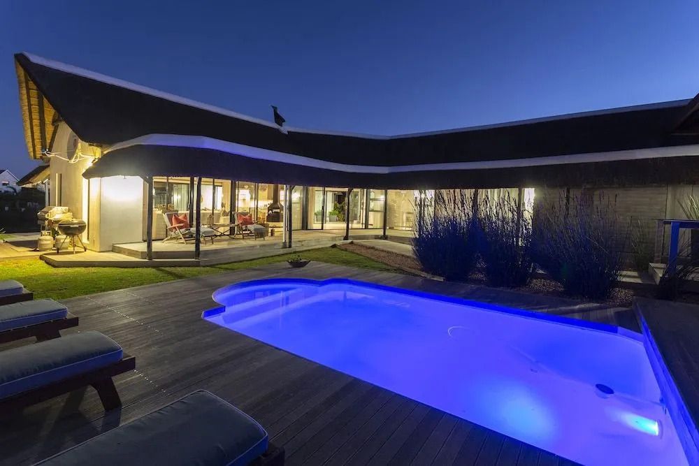 حوض السباحة