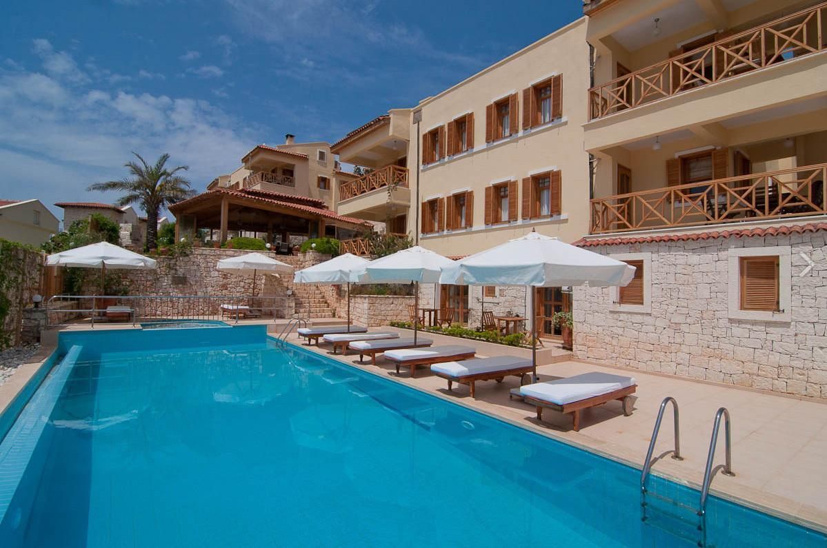 حوض السباحة