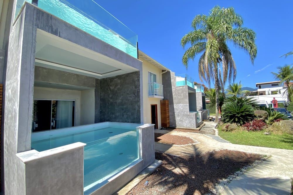 حوض السباحة