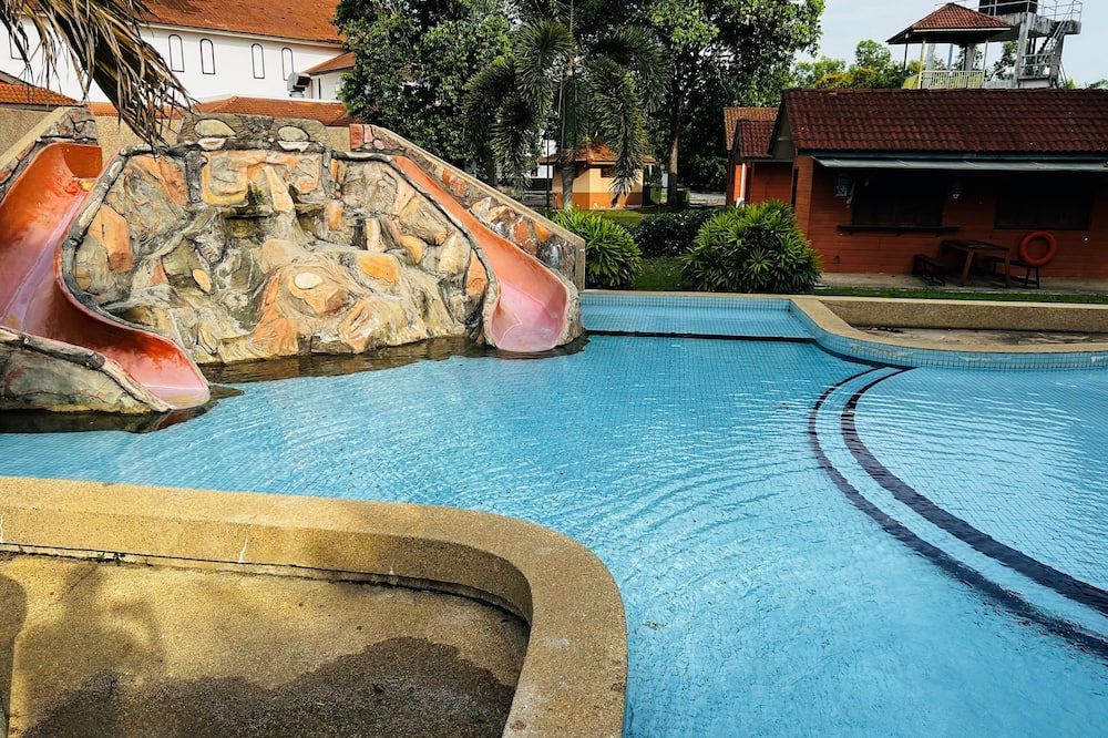 حوض السباحة