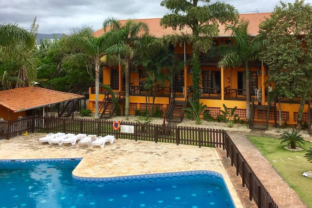 حوض السباحة