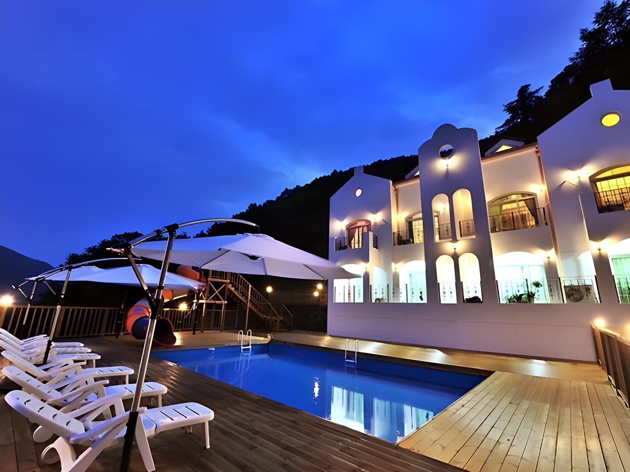 حوض السباحة