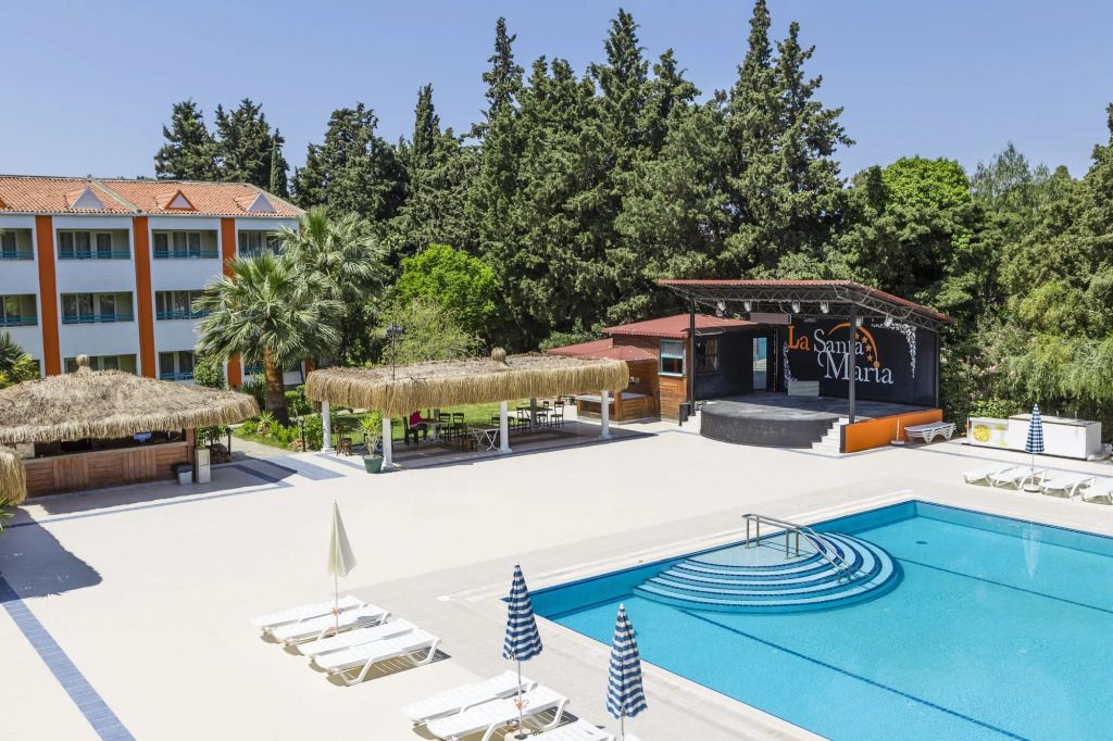 حوض السباحة