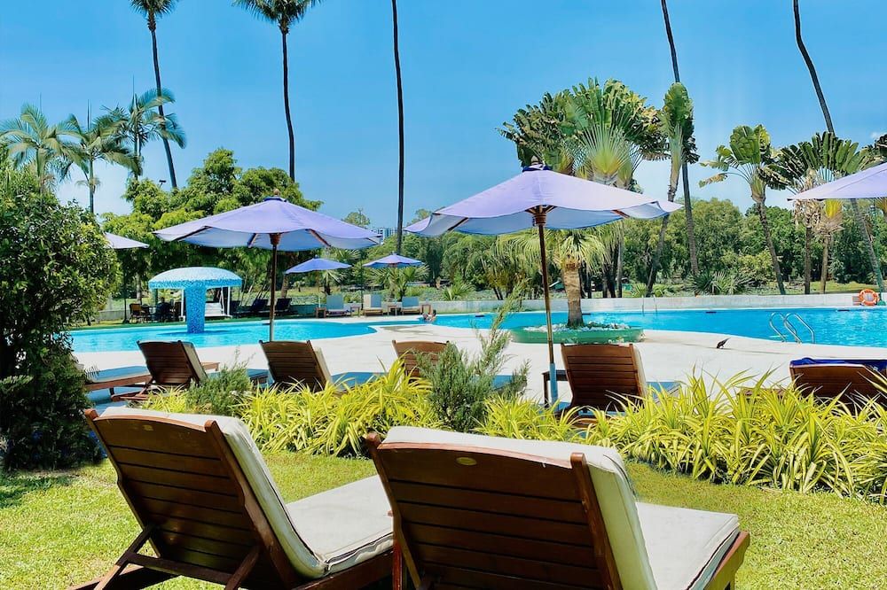 حوض السباحة