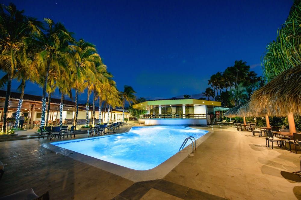 حوض السباحة