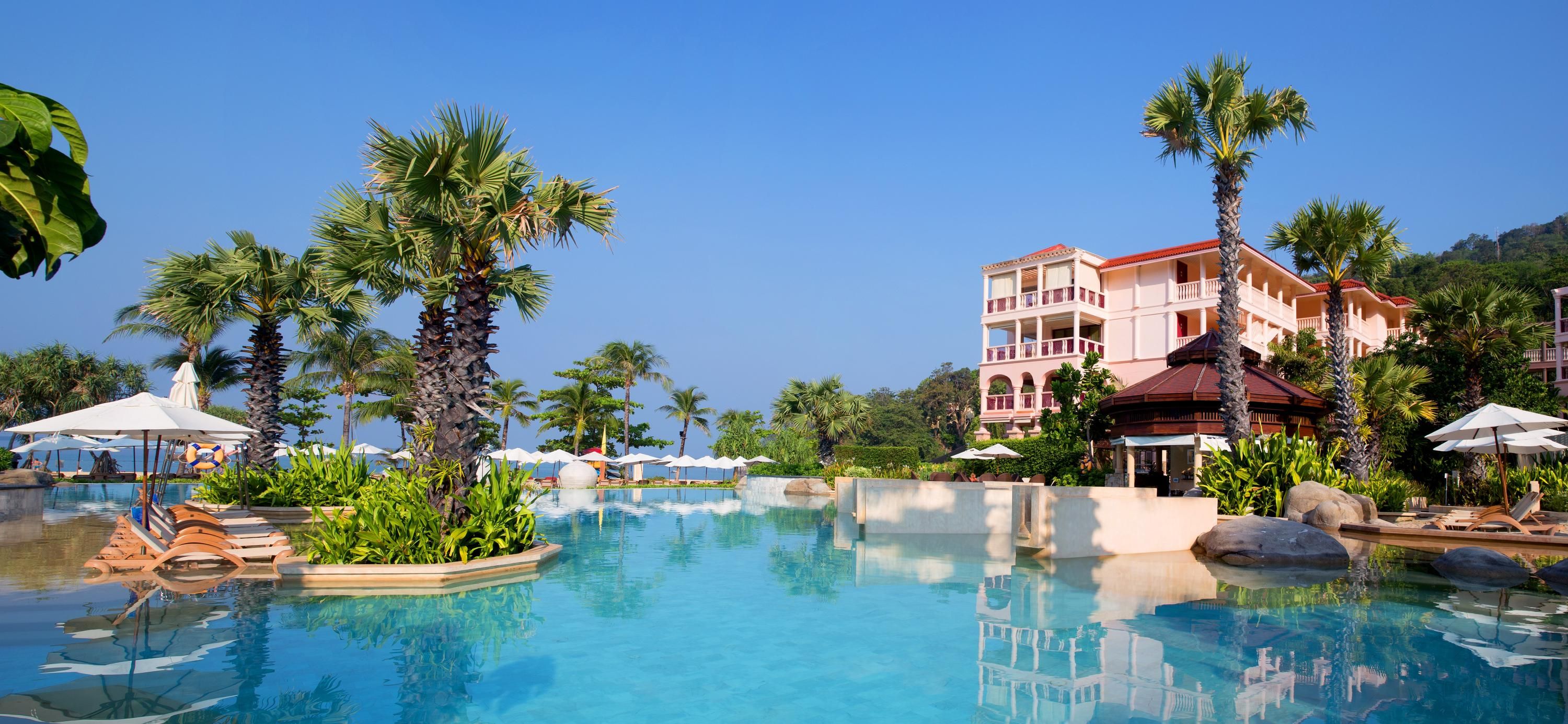 حوض السباحة