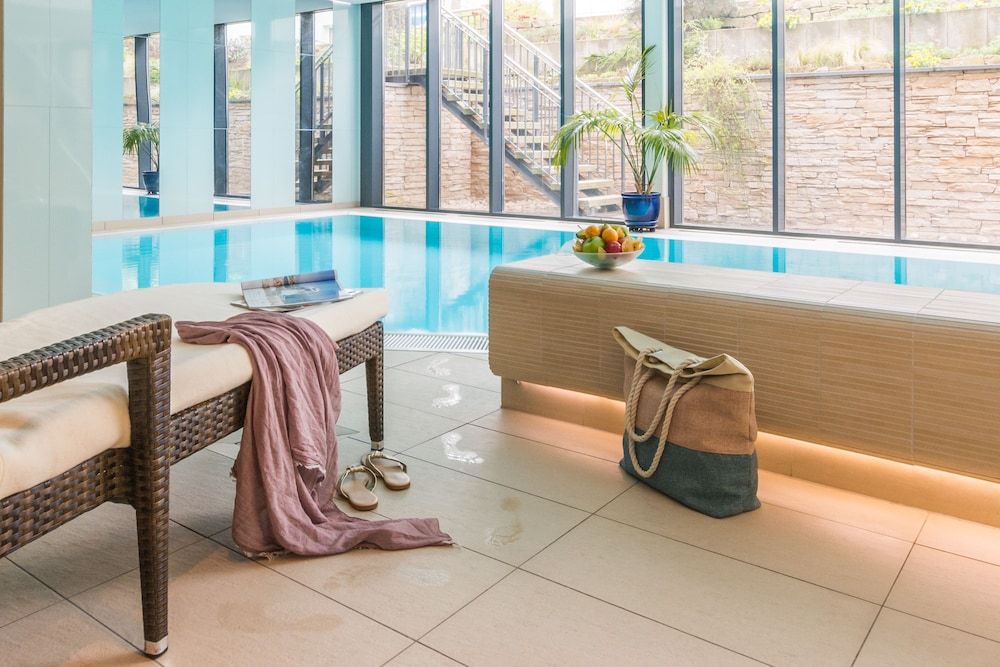 حوض السباحة