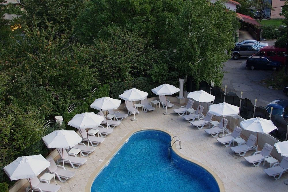 حوض السباحة