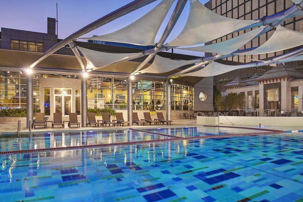 حوض السباحة