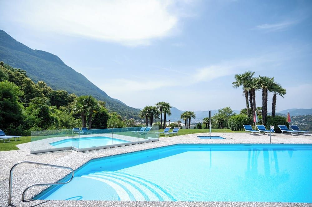 حوض السباحة