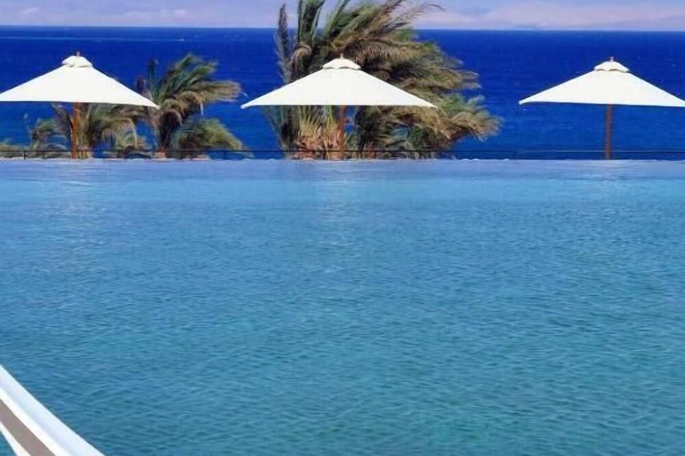 حوض السباحة