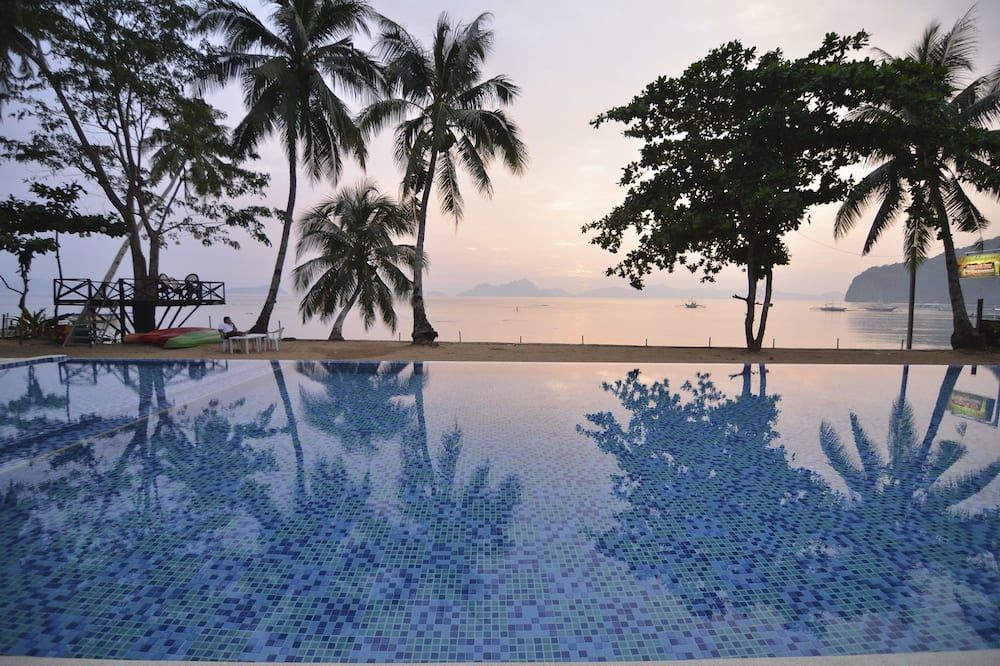 حوض السباحة