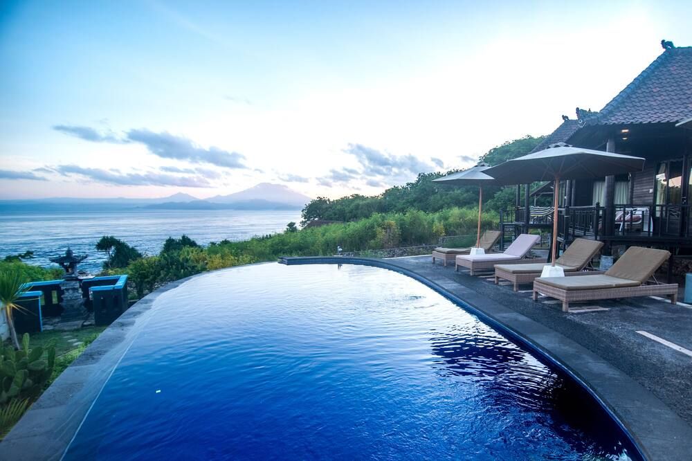 حوض السباحة