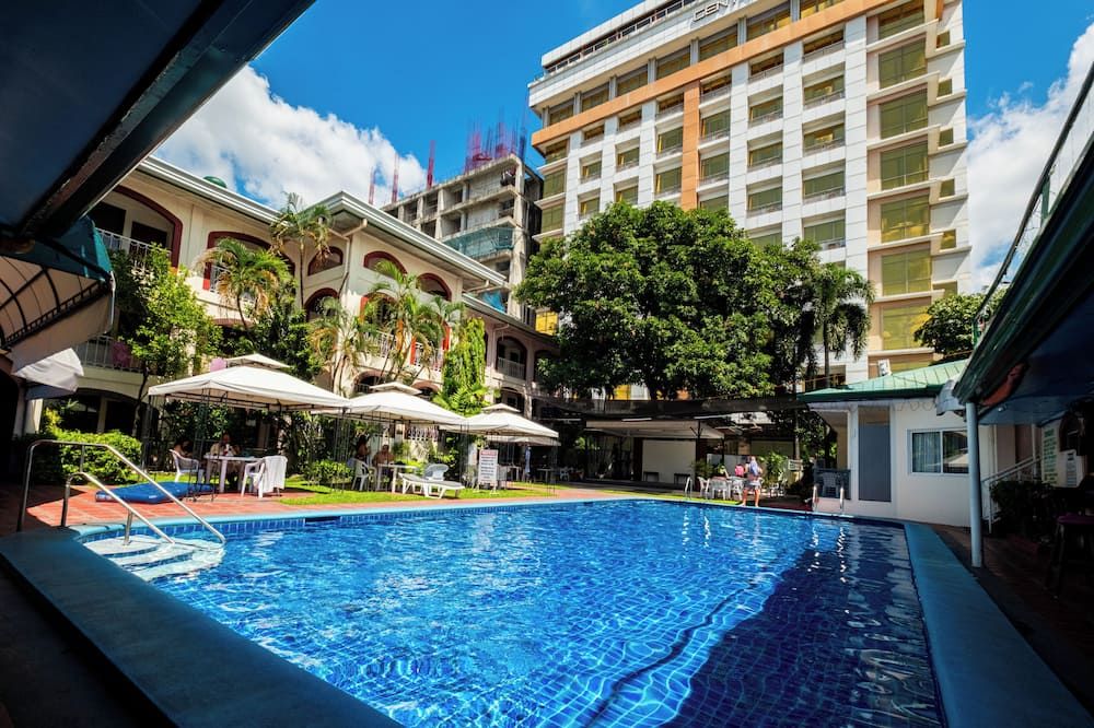 حوض السباحة