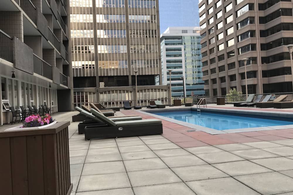 حوض السباحة