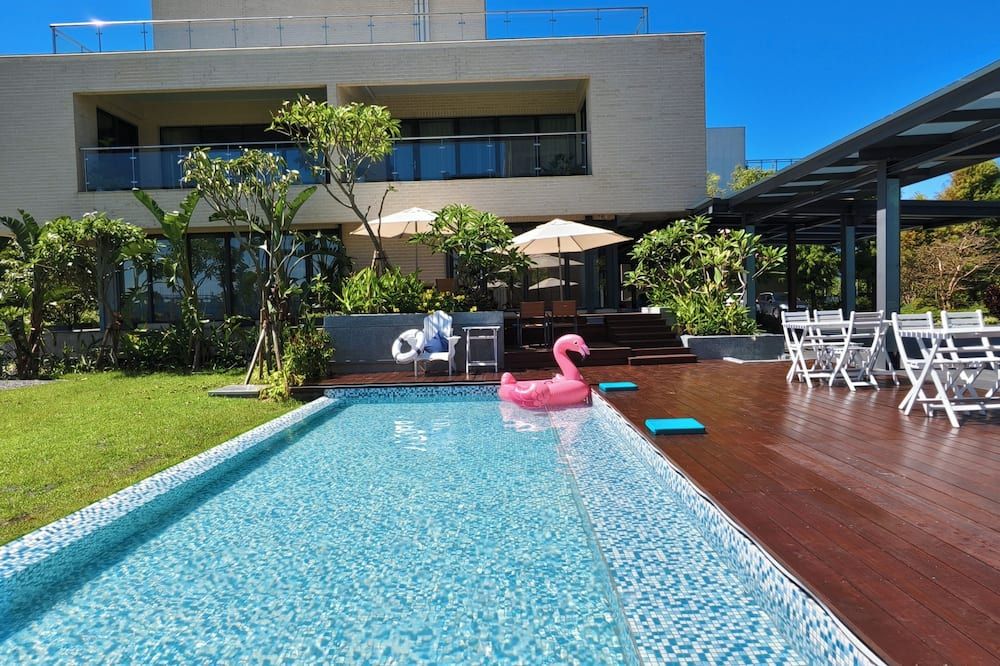 حوض السباحة