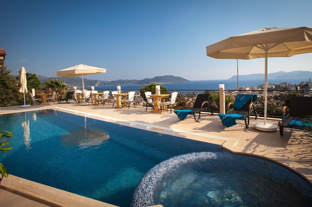 حوض السباحة