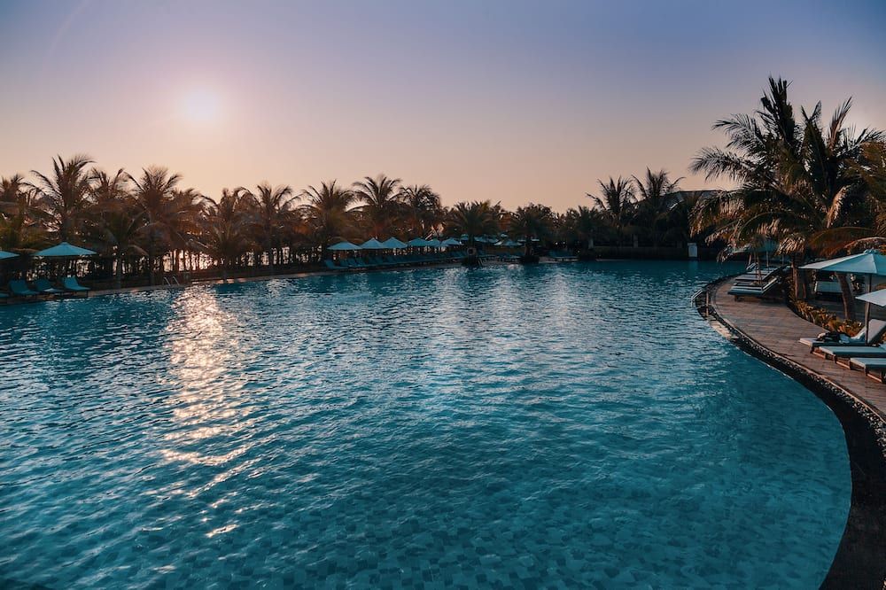 حوض السباحة