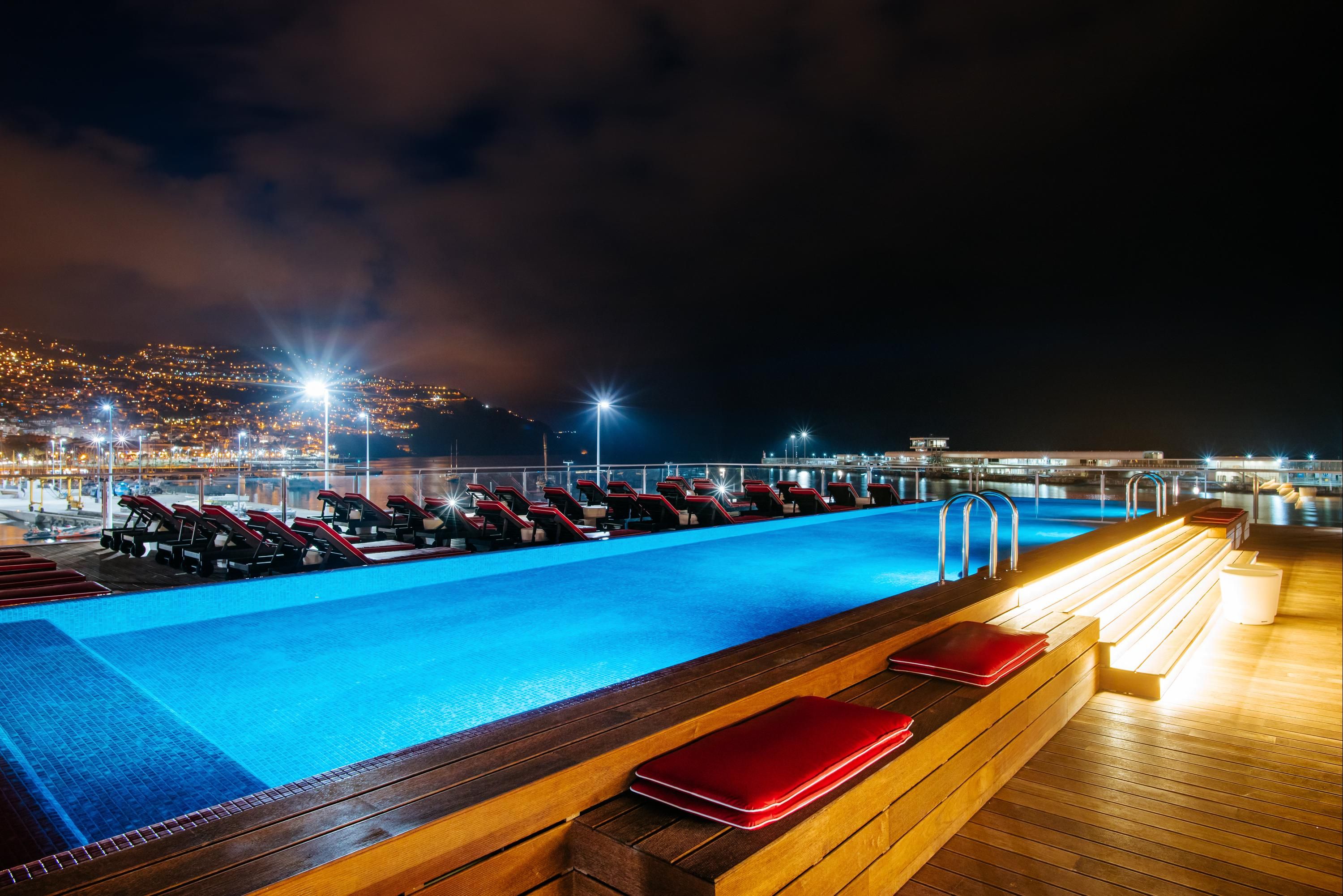 حوض السباحة