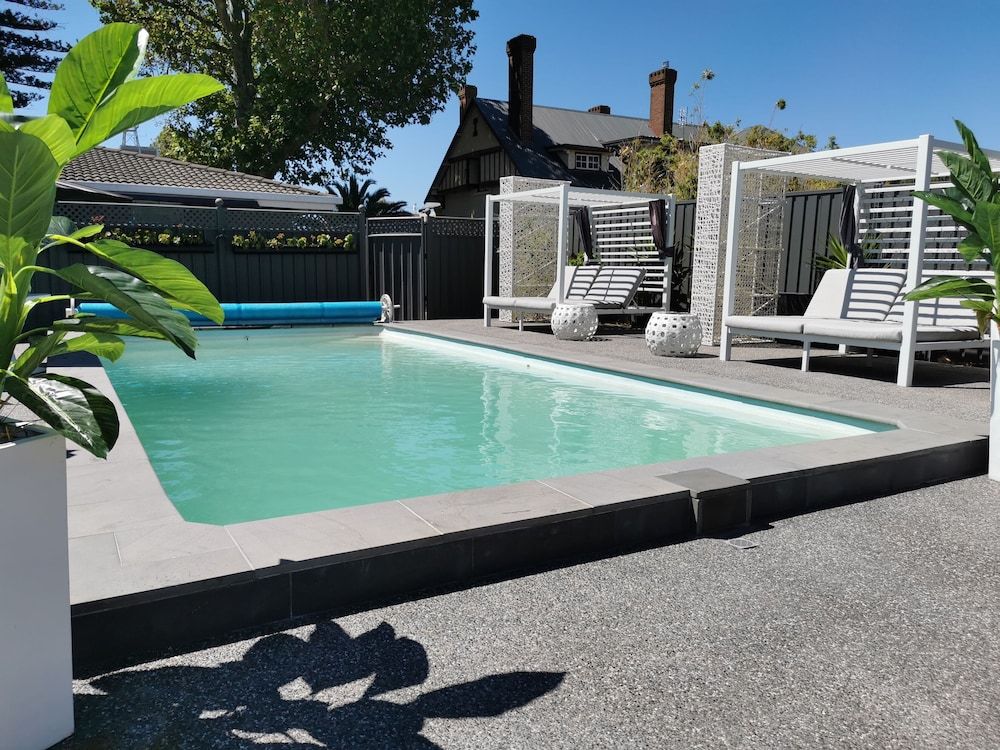 حوض السباحة