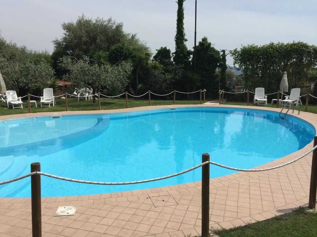 حوض السباحة