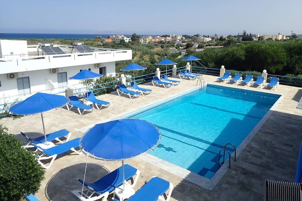 حوض السباحة