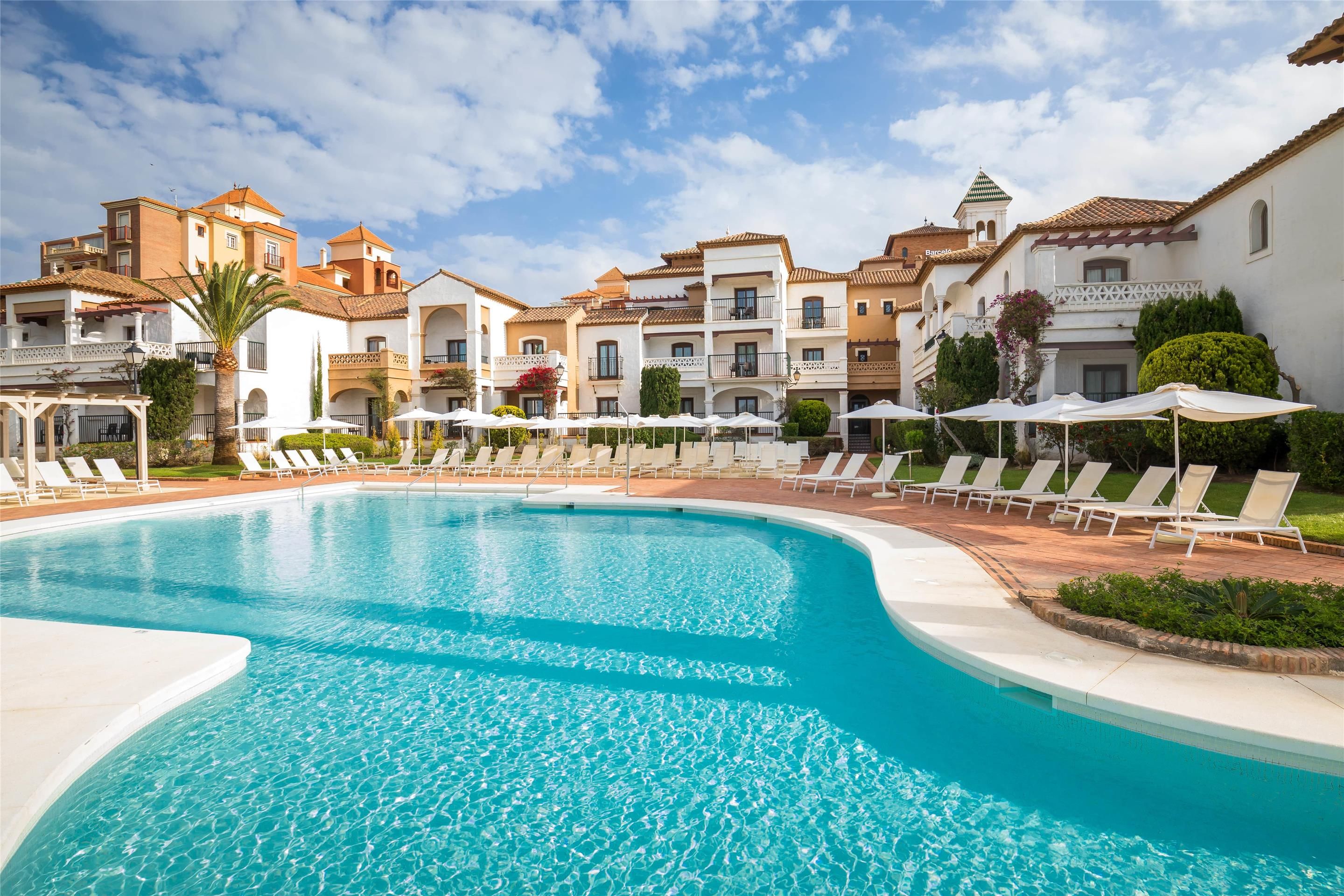 حوض السباحة