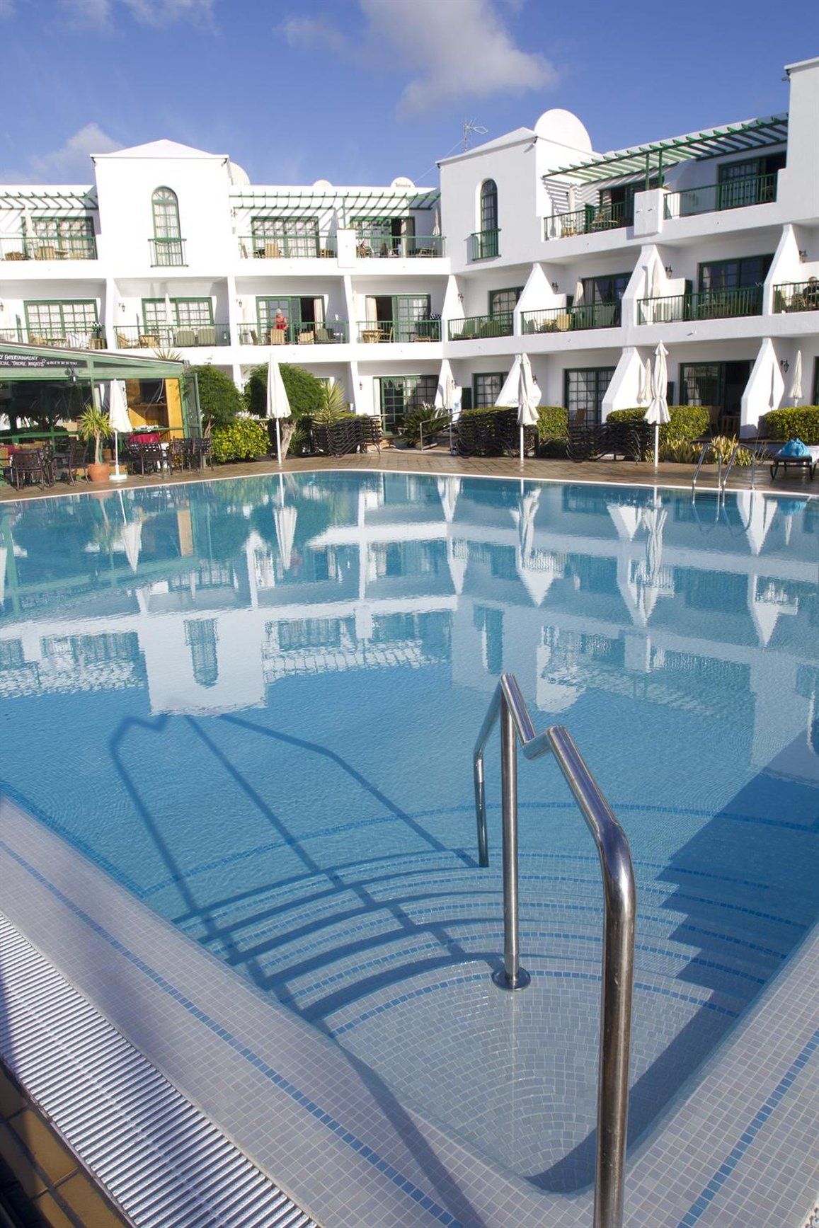 حوض السباحة